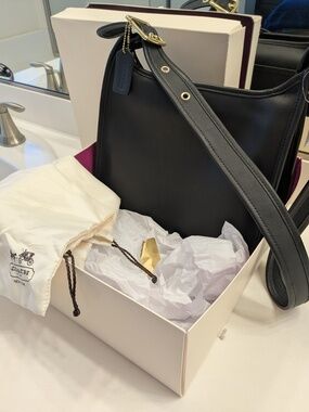 NWT, BOX & DUST BAG VINTAGE LEGACY COACH BLK LEATHER PURSE GOLD BUCKLE & STRAP